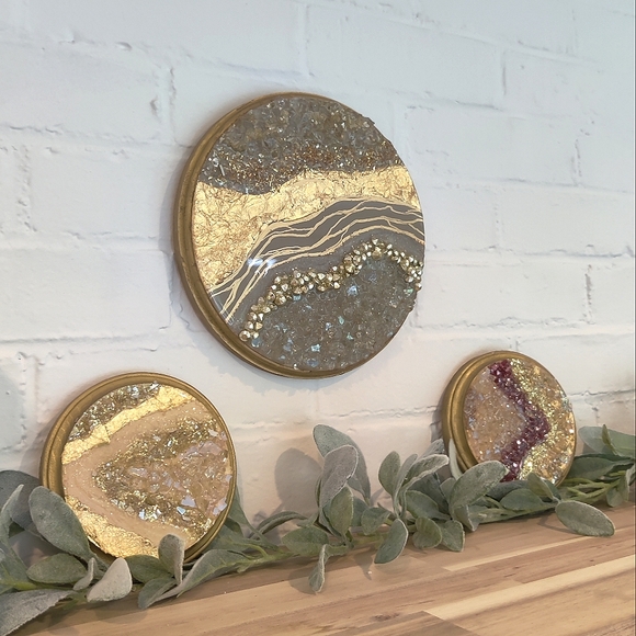 Resin Geode on Round Wood Plaque - Picture 3 of 4